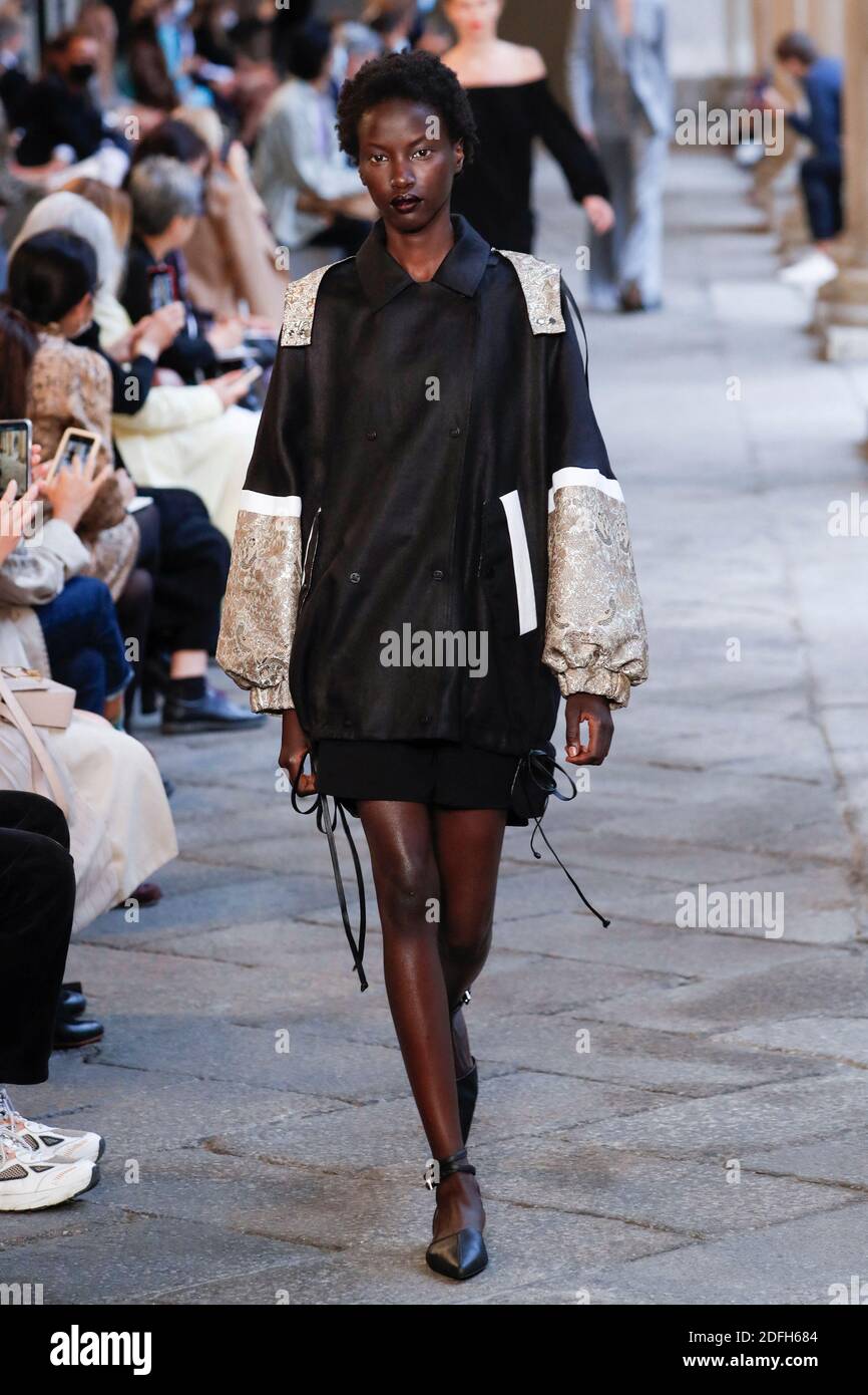 Des modèles défilent sur la piste du Max Mara lors de la semaine de la mode des femmes de Milan à Milan, en Italie, le 24 septembre 2020. Photo d'Alain Gil-Gonzalez/ABACAPRESS.COM Banque D'Images