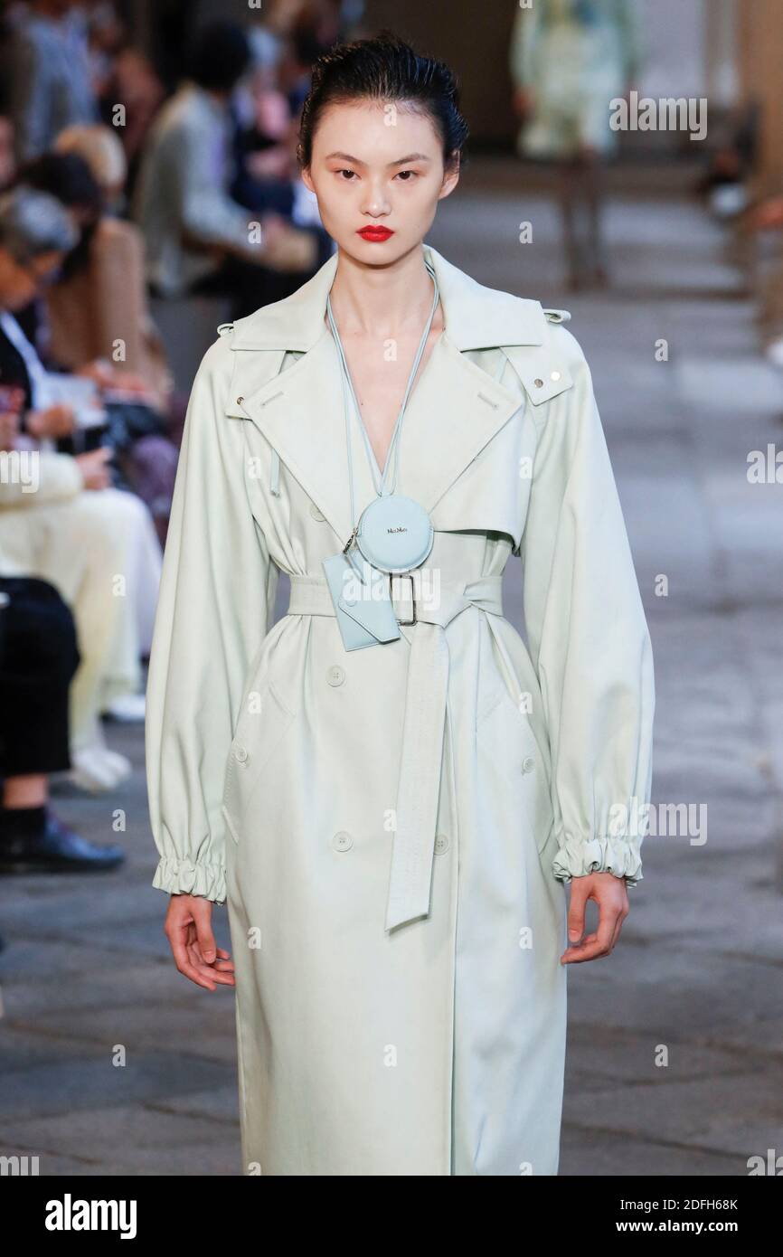 Des modèles défilent sur la piste du Max Mara lors de la semaine de la mode des femmes de Milan à Milan, en Italie, le 24 septembre 2020. Photo d'Alain Gil-Gonzalez/ABACAPRESS.COM Banque D'Images