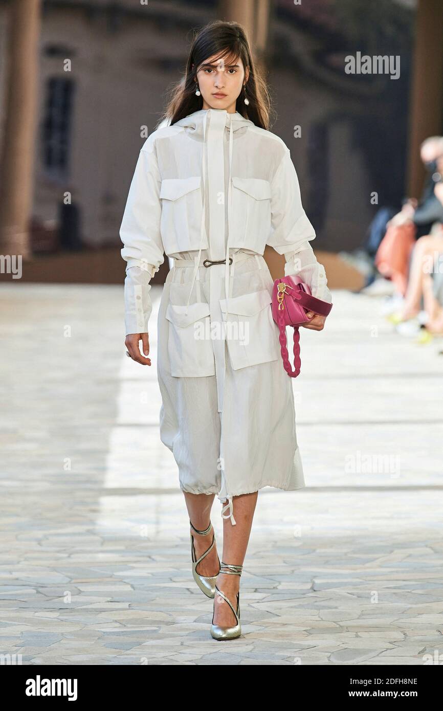 Un modèle marche sur la piste pendant le spectacle de mode ports 1961 prêt à porter Printemps/été 2012 pendant la semaine de la mode des femmes de Milan Printemps/été 2021 le 26 septembre 2020 à Milan, Italie. Photo d'Alain Gil-Gonzalez/ABACAPRESS.COM Banque D'Images