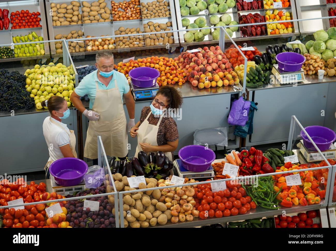 Bucarest, Roumanie - 11 août 2020 : les stands du nouveau marché agroalimentaire Piata Sudului lors de la présentation organisée par le maire du secteur 4 Banque D'Images