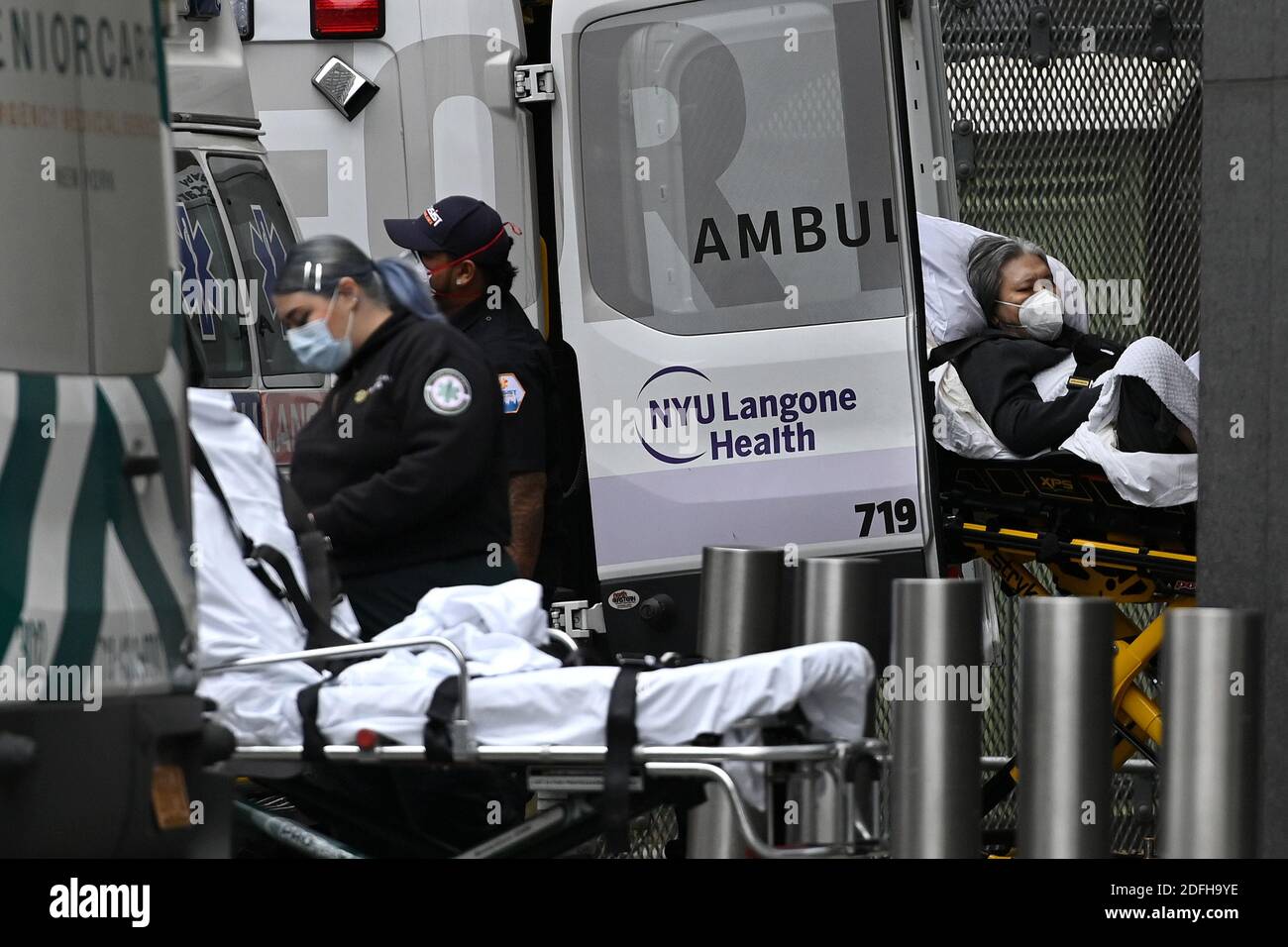 New York, États-Unis. 04e décembre 2020. Les travailleurs du SGE transportent un patient (r) hors d'une ambulance à l'extérieur de l'hôpital NYU Langone Health Tisch à New York, NY, le 4 décembre 2020. Les États-Unis connaissent actuellement une deuxième vague d'infections à COVID-19 et un nombre record d'hospitalisations, avec 2800 décès quotidiens et près d'un million de nouvelles infections par semaine. (Photo par Anthony Behar/Sipa USA) crédit: SIPA USA/Alay Live News Banque D'Images