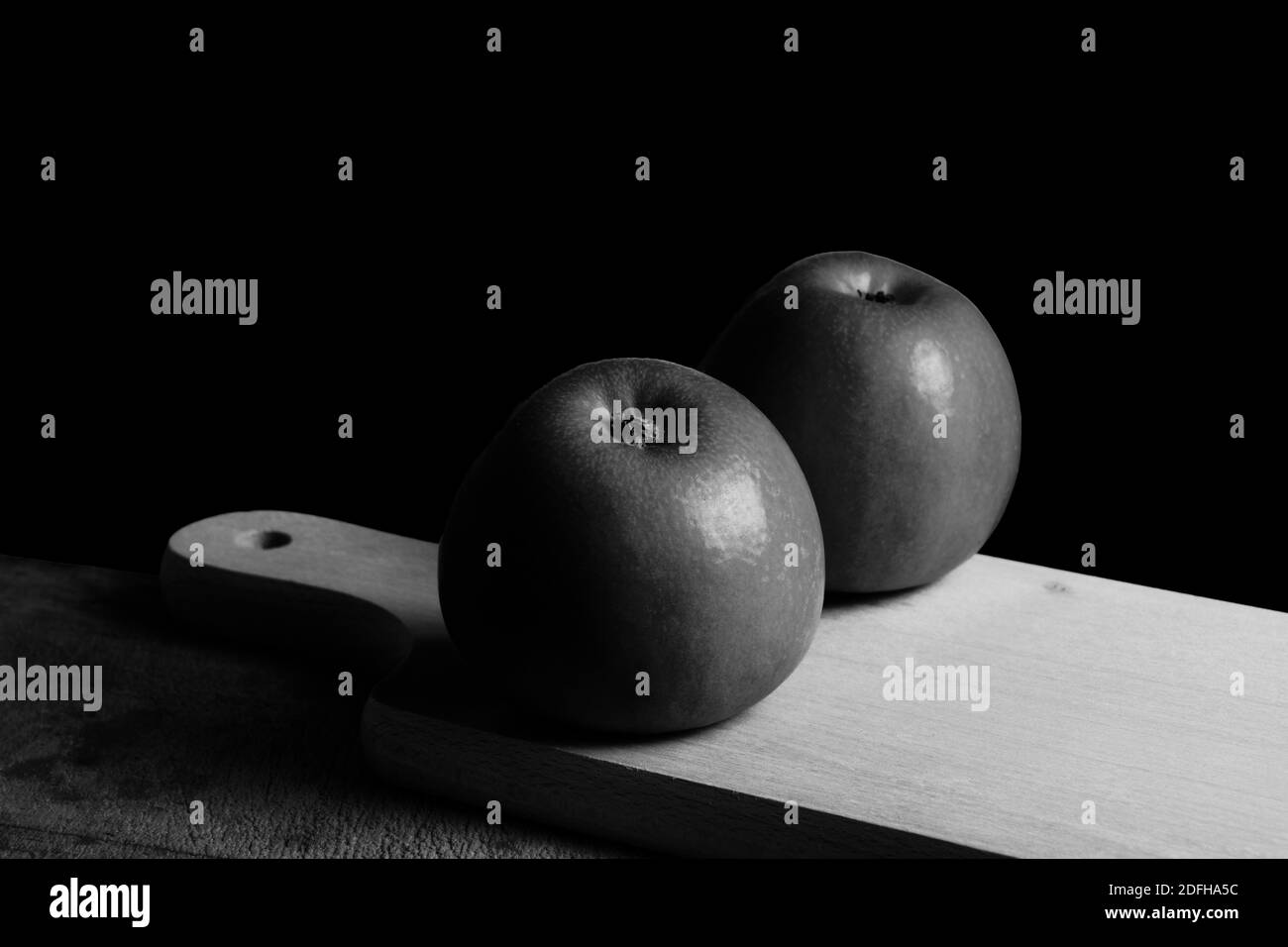 deux pommes sur panneau en bois, monochrome Banque D'Images