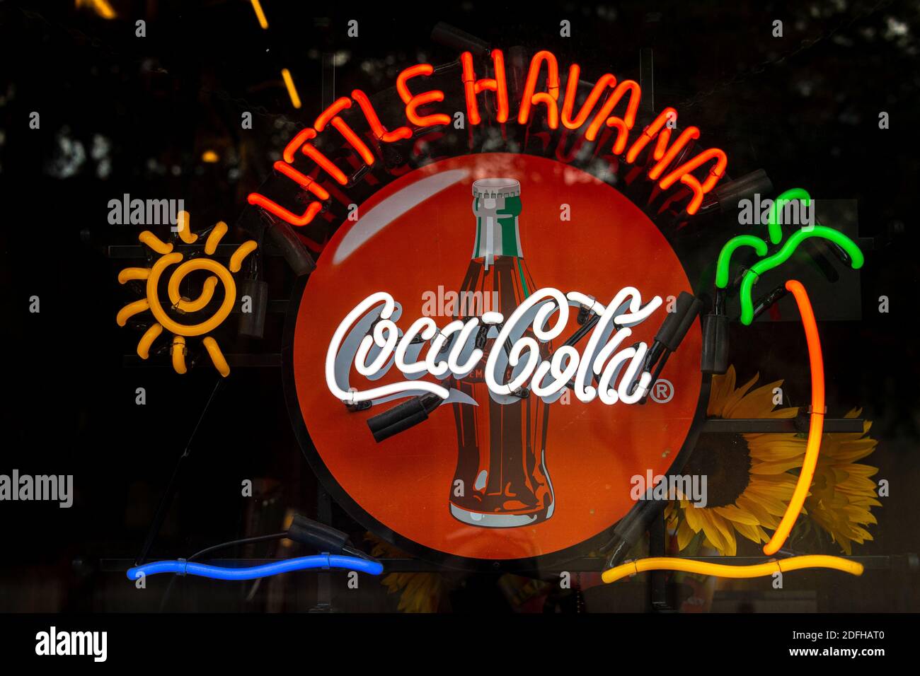 Enseigne lumineuse au néon avec logo Coca-Cola dans Calle Ocho, Little Havana, Miami, États-Unis Banque D'Images