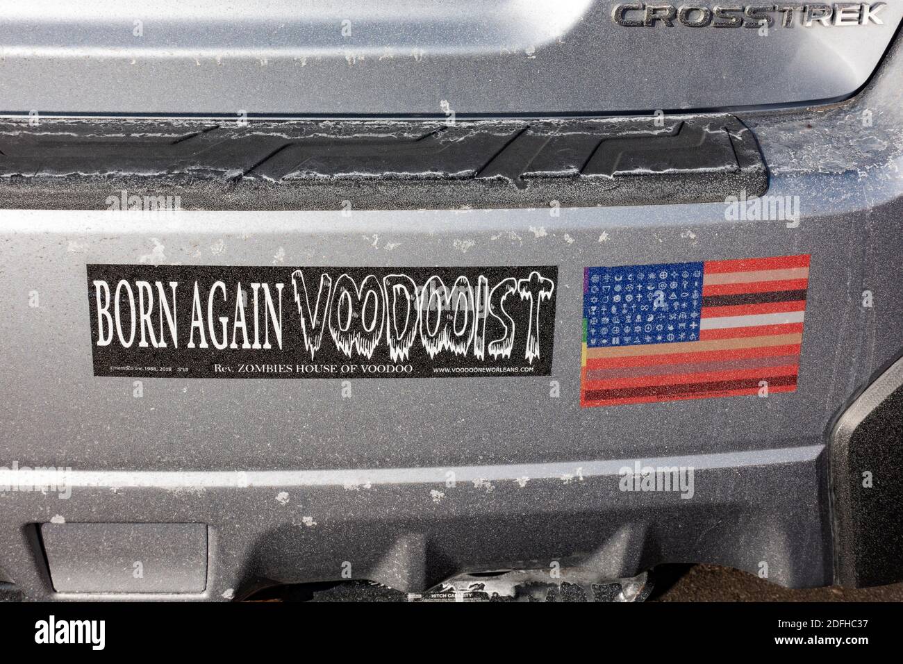 Autocollants de pare-chocs « Born Again Voodooist » et drapeau américain représentant divers symboles religieux. St Paul Minnesota MN États-Unis Banque D'Images