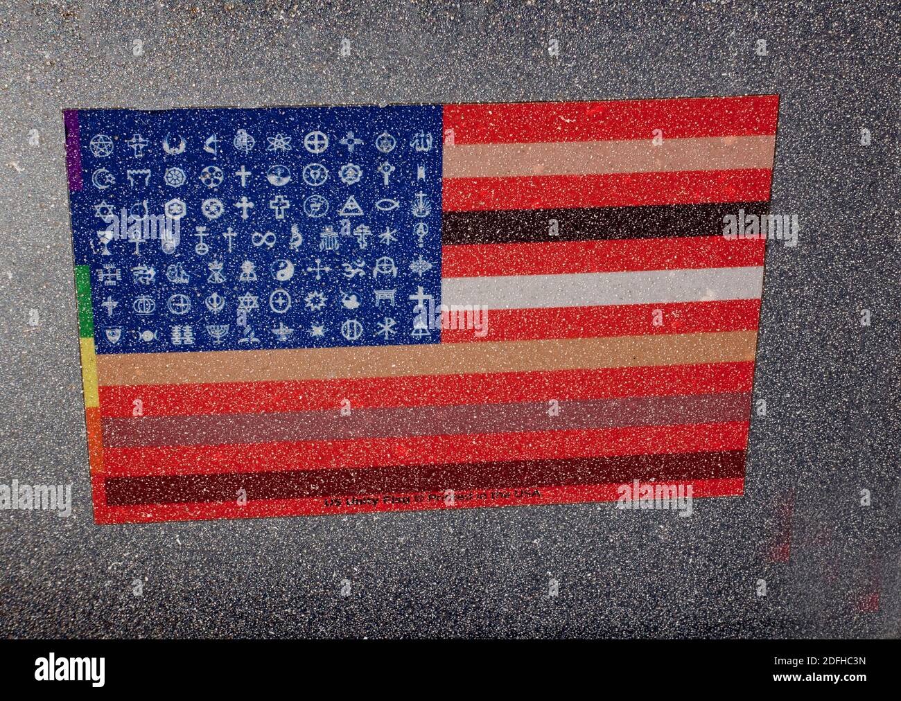 Autocollant « Creative American Flag Bumper » avec symboles religieux substitués aux étoiles. St Paul Minnesota MN États-Unis Banque D'Images