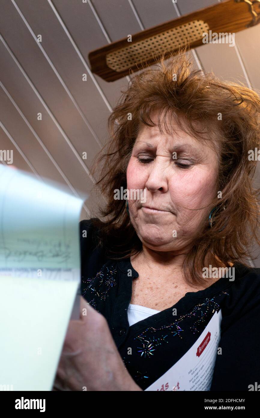 Une serveuse du Twin Gable Cafe serviable prend notre commande de petit déjeuner. Brule Wisconsin WI USA Banque D'Images