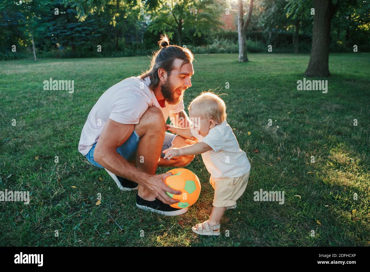 Fete Des Peres Pere Jouant Au Ballon Avec Bebe Garcon En Plein Air Les Parents Passent Du Temps Avec Leur Enfant Dans Le Parc Un Moment De Vie Authentique Photo Stock