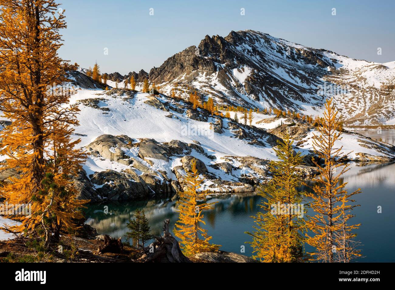 WA18666-00...WASHINGTON - temps d'automne à Upper Ice Lake, dans la région sauvage de Glacier Peak, dans la forêt nationale de Wenatchee. Banque D'Images