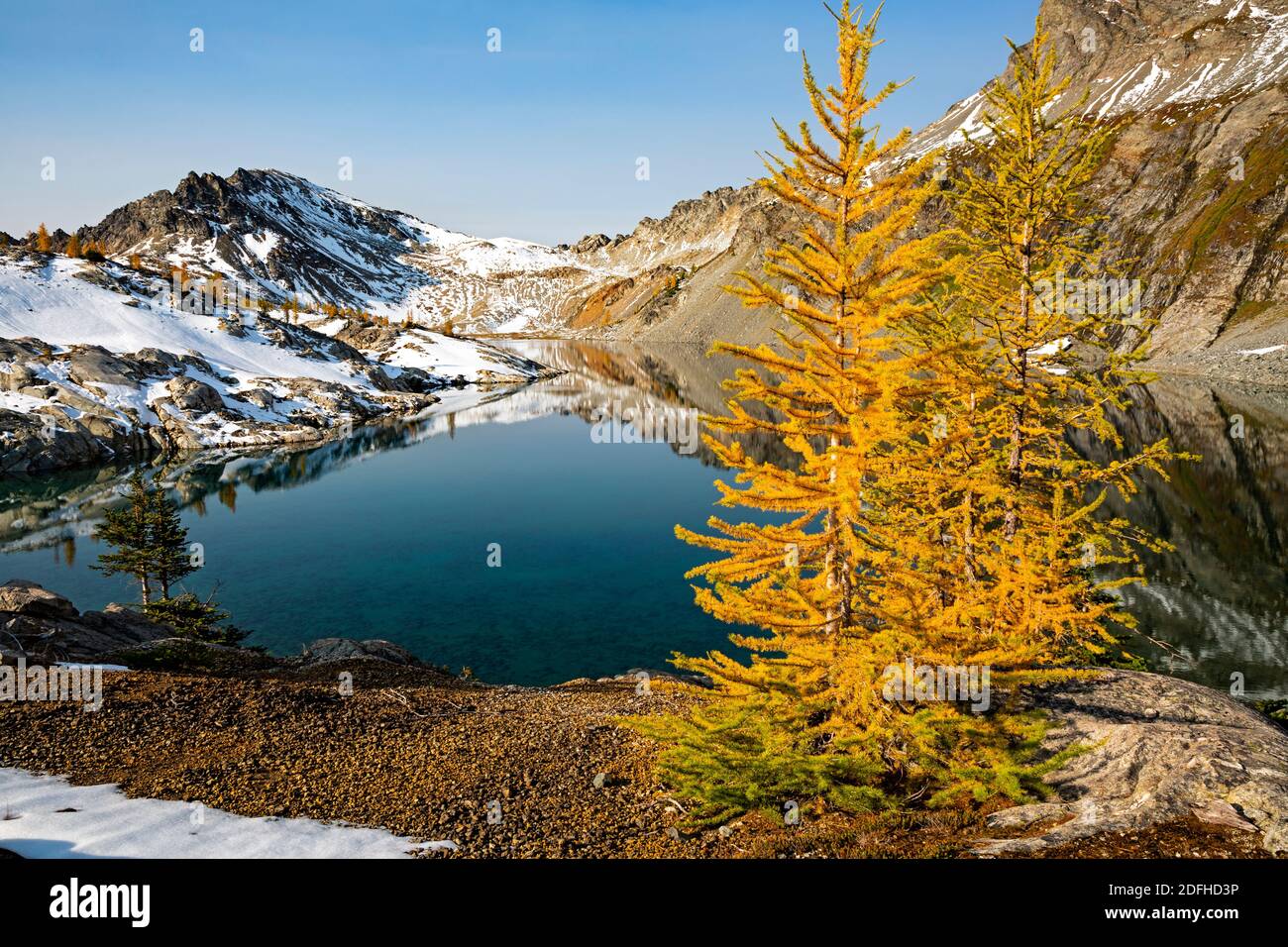 WA18669-00...WASHINGTON - temps d'automne à Upper Ice Lake, dans la région sauvage de Glacier Peak, dans la forêt nationale de Wenatchee. Banque D'Images