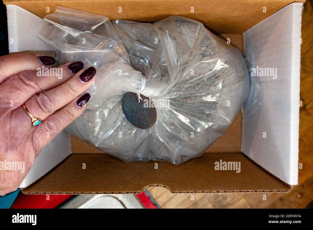 Dire Au revoir à un sac en plastique contenant des cendres d'un ami cher. St Paul Minnesota MN États-Unis Banque D'Images