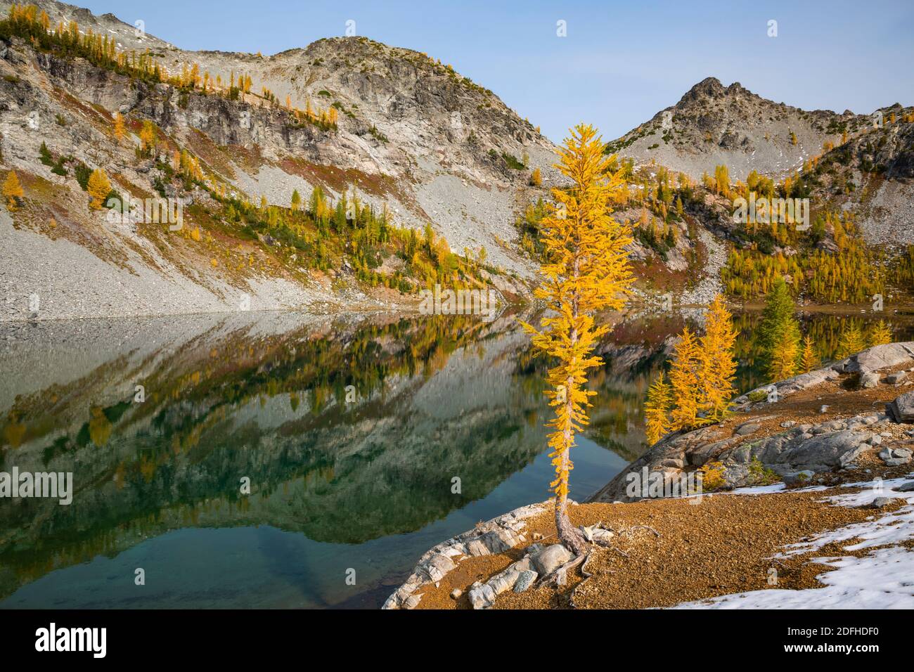 WA18692-00...WASHINGTON - automne à Lower Ice Lake dans la région sauvage de Glacier Peak. Banque D'Images