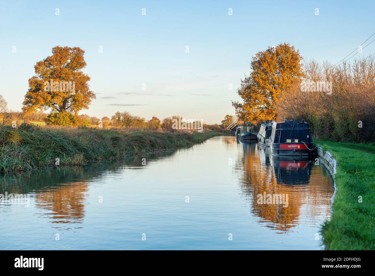 Des bateaux à rames sur le canal d'Oxford le matin de l'automne au lever du soleil près du quai de Twyford. Kings Sutton, frontière Oxfordshire / Northamptonshire, Angleterre Banque D'Images