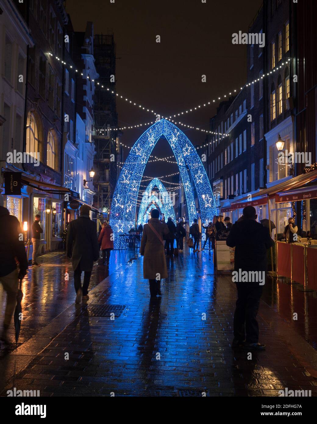 Londres, Grand Londres, Angleterre - 02 décembre 2020 : lumières festives dans South Molton Street près d'Oxford Street Londres. Banque D'Images