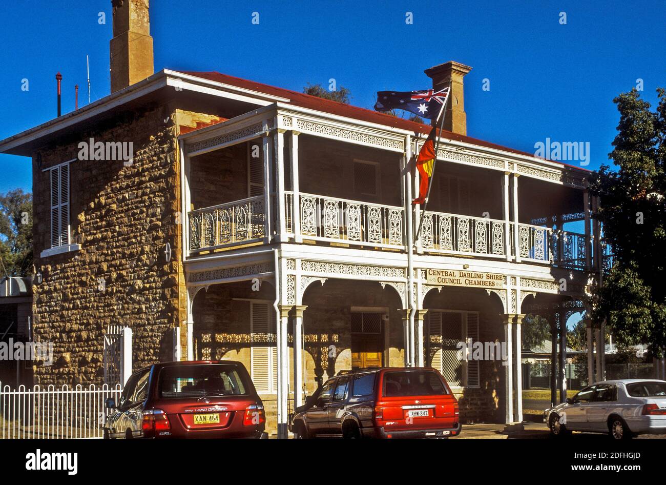 Central Darling Shire Council les chambres arborent le drapeau de l'Australie aborigène dans le port historique de Darling River, à Wilcannia, dans l'arrière-pays-Bas de la Nouvelle-Galles du Sud Banque D'Images