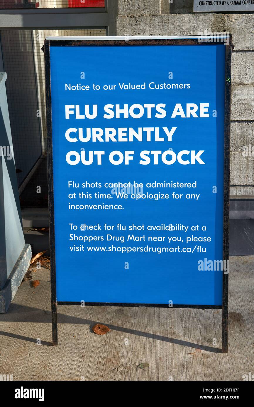 Vancouver, Canada. 4 décembre 2020. Une affiche à l'extérieur d'une pharmacie à Vancouver, en Colombie-Britannique, informe les clients que les vaccins contre la grippe sont en rupture de stock. Cela est dû à la forte demande de vaccins contre la grippe pendant la pandémie de COVID-19 qui a entraîné des pénuries. Banque D'Images