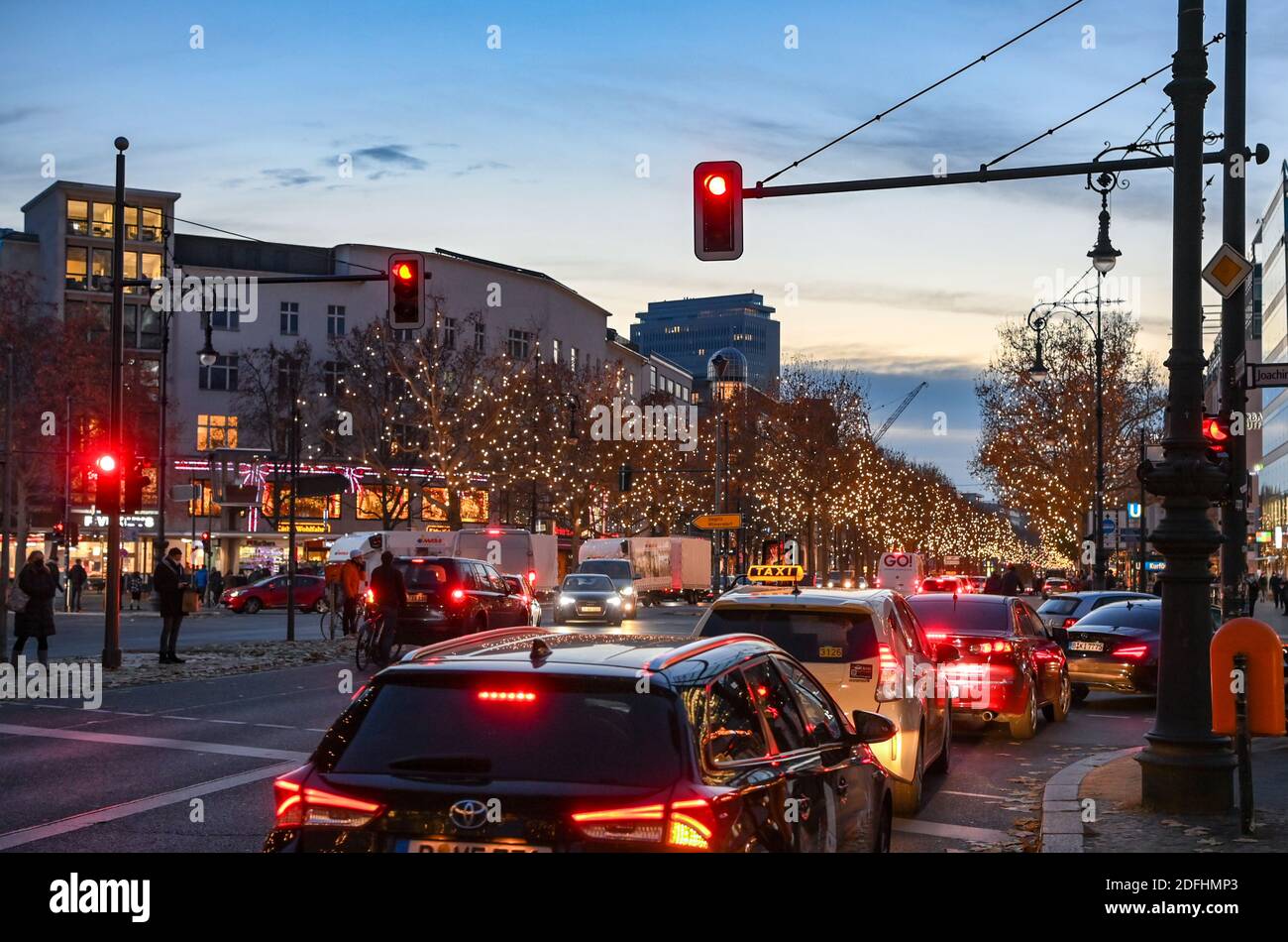 Berlin, Allemagne. 04e décembre 2020. La circulation animée règne sur le Kurfürstendamm, éclairé par les illuminations de Noël, le soir. Credit: Jens Kalaene/dpa-Zentralbild/ZB/dpa/Alay Live News Banque D'Images