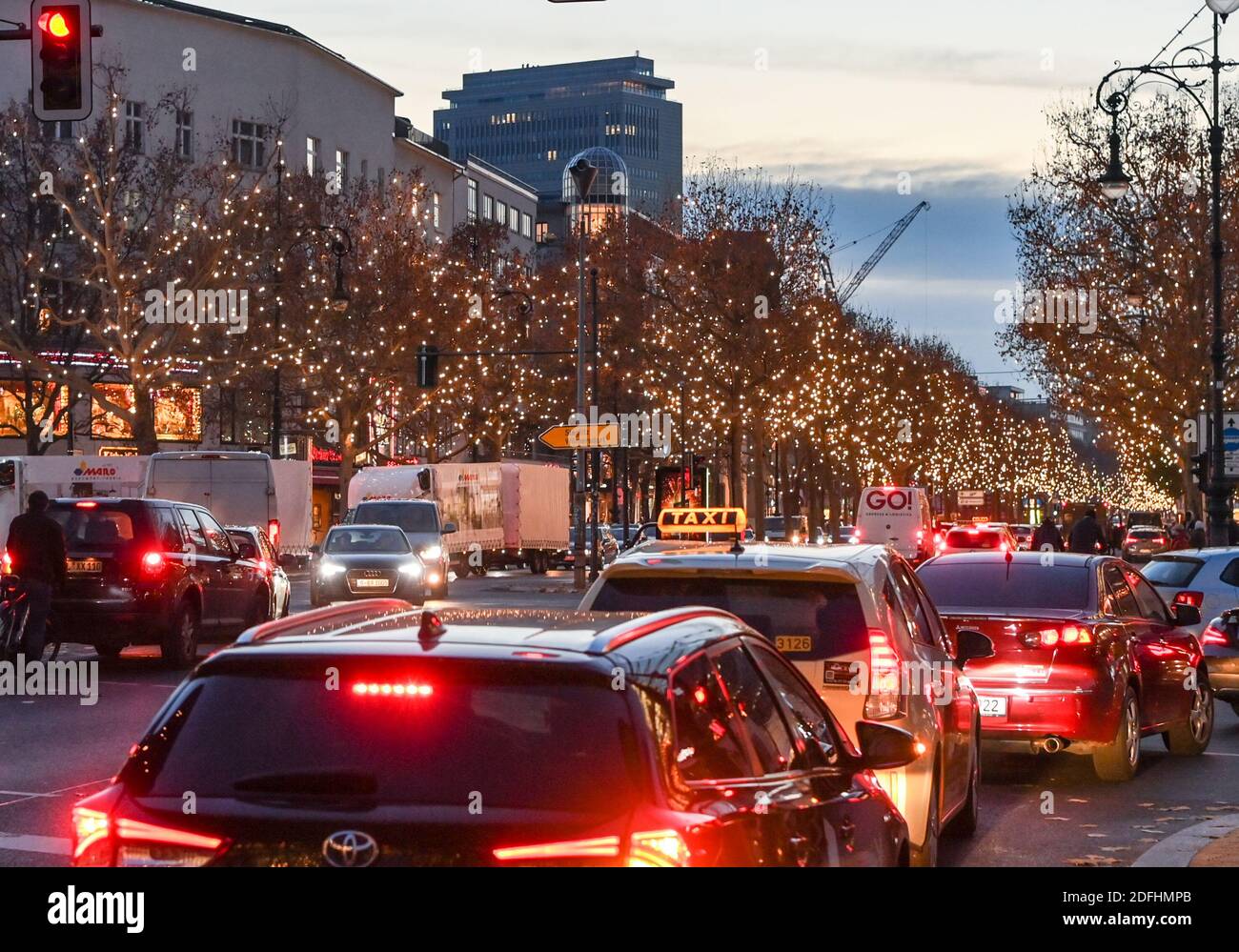 Berlin, Allemagne. 04e décembre 2020. La circulation animée règne sur le Kurfürstendamm, éclairé par les illuminations de Noël, le soir. Credit: Jens Kalaene/dpa-Zentralbild/ZB/dpa/Alay Live News Banque D'Images