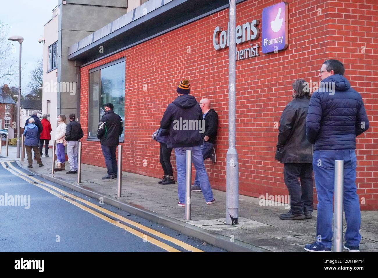 Kidderminster, Royaume-Uni. 5 décembre 2020. La demande de vaccins contre la grippe est incroyablement élevée, et les gens sont vus ici à Kidderminster avant 8 heures le samedi matin, faisant la queue devant leur chirurgie GP pour recevoir un jab gratuit contre la grippe. Depuis que le ministère de la Santé et des Affaires sociales a lancé le programme de vaccination contre la grippe 2020 le 1er décembre pour les 64 à 50 ans, c'est le premier week-end où les patients éligibles ont pu se rendre dans les cliniques de vaccination contre la grippe. Crédit : Lee Hudson/Alay Live News Banque D'Images