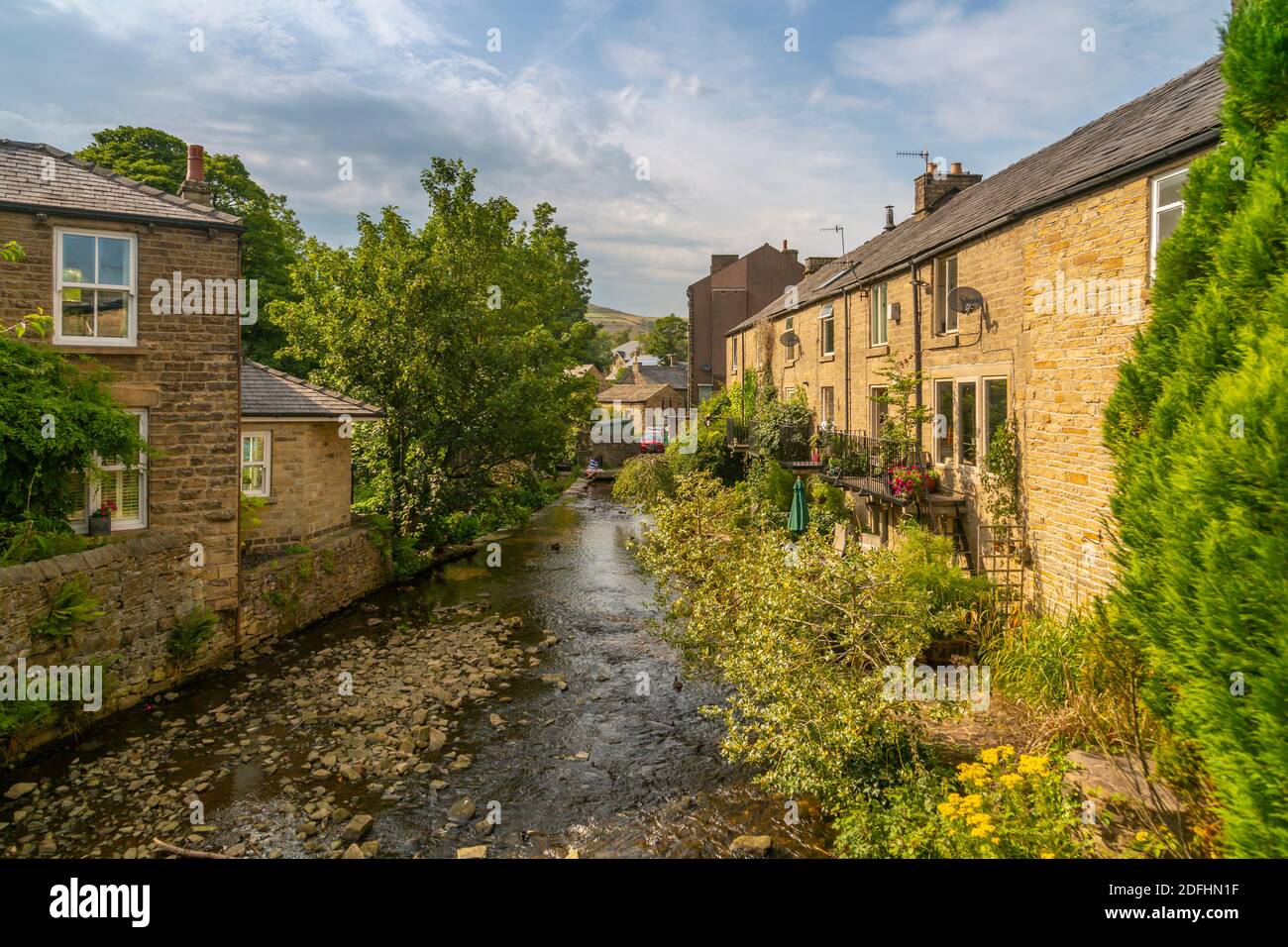 Vue sur les chalets en pierre et la rivière à Hayfield, High Peak, Derbyshire, Angleterre, Royaume-Uni, Europe Banque D'Images