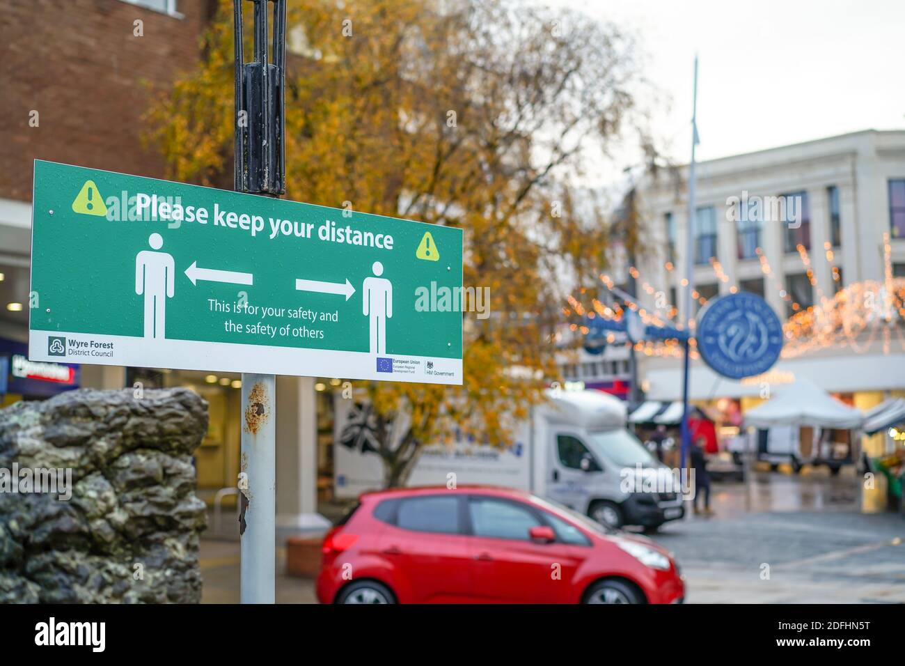 Kidderminster, Royaume-Uni. 5 décembre 2020. Le premier week-end de Noël après la levée des deux restrictions de Lockdown, voit les commerçants du marché tôt le matin installer leurs stands pour ce qu'ils espèrent être une journée de négociation de fête occupée. Alors que les acheteurs devraient être en vigueur, des panneaux d'avertissement publics sont en place autour de la ville pour rappeler aux gens les mesures sociales essentielles de distanciation. Crédit : Lee Hudson/Alay Live News Banque D'Images