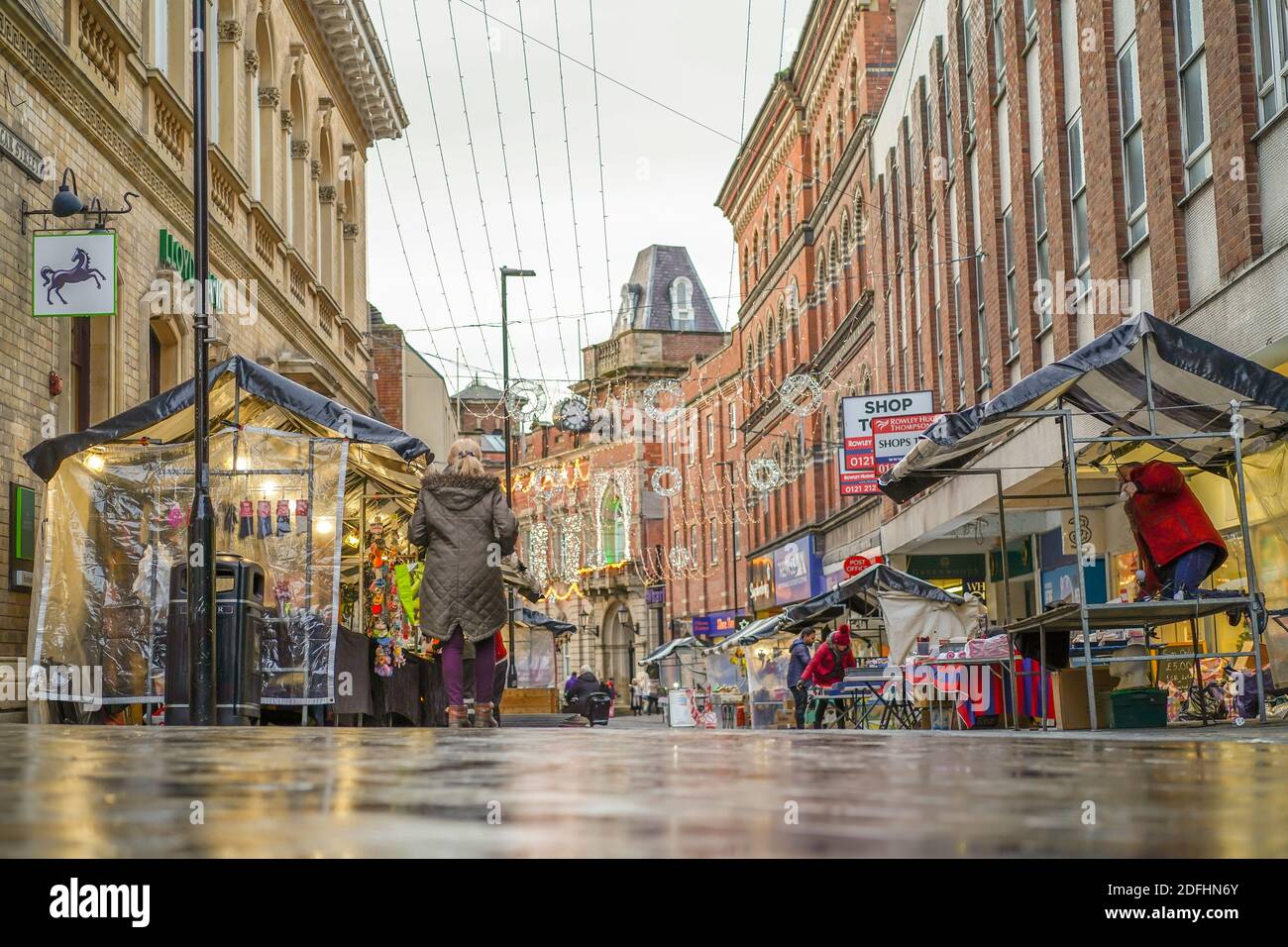 Kidderminster, Royaume-Uni. 5 décembre 2020. Le premier week-end de Noël après la levée des deux restrictions de Lockdown, voit les commerçants du marché tôt le matin installer leurs stands pour ce qu'ils espèrent être une journée de négociation de fête occupée. Alors que les acheteurs devraient être en vigueur, des panneaux d'avertissement publics sont en place autour de la ville pour rappeler aux gens les mesures sociales essentielles de distanciation. Crédit : Lee Hudson/Alay Live News Banque D'Images