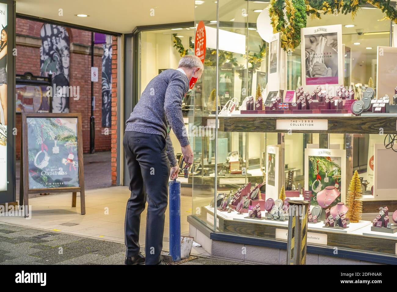 Kidderminster, Royaume-Uni. 5 décembre 2020. Le premier week-end de Noël après la levée des deux restrictions de Lockdown, voit les commerçants du marché tôt le matin installer leurs stands pour ce qu'ils espèrent être une journée de négociation de fête occupée. Alors que les acheteurs devraient être en vigueur, des panneaux d'avertissement publics sont en place autour de la ville pour rappeler aux gens les mesures sociales essentielles de distanciation. Crédit : Lee Hudson/Alay Live News Banque D'Images
