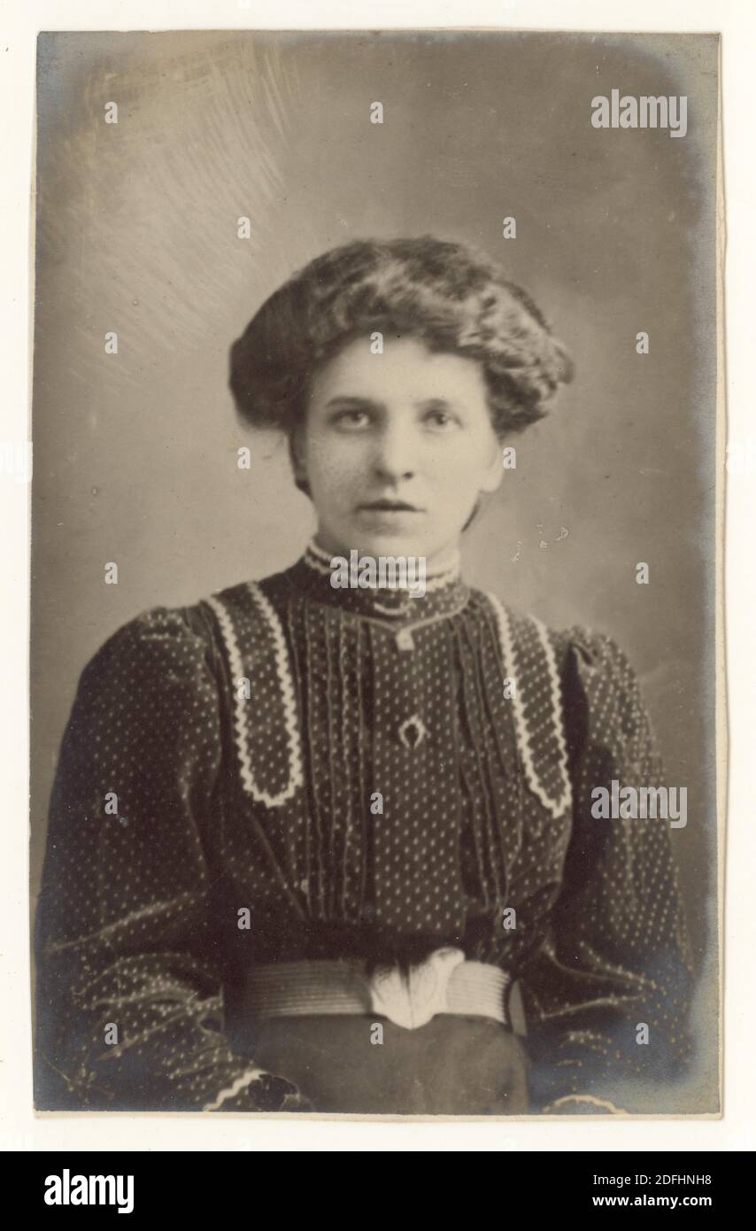 Soft focus carte postale édouardienne de la jeune femme, vers 1908, Royaume-Uni Banque D'Images