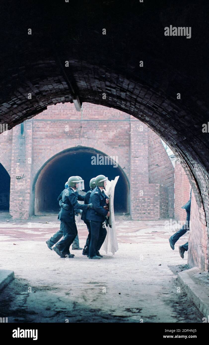 1983 formation d'émeute de la police de Bedfordshire à Kempston Brickworks. Banque D'Images