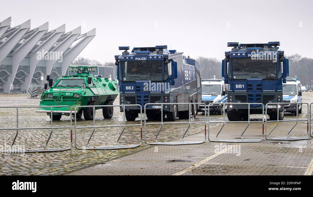 Brême, Allemagne. 05e décembre 2020. Des véhicules de police et des canons à eau se trouvent sur le Bürgerweide. La Cour constitutionnelle fédérale a confirmé l'interdiction d'une manifestation « latérale penseur » contre la politique de Corona. Les cas précédents avaient justifié leurs décisions par, entre autres, le nombre élevé de participants attendus et une menace pour le public. Credit: Sina Schuldt/dpa/Alay Live News Banque D'Images