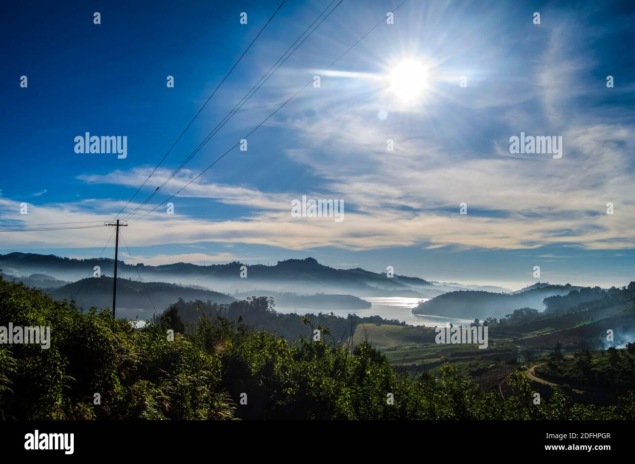 Vue du matin sur le côté de la rivière sur les collines de Nilagari Banque D'Images