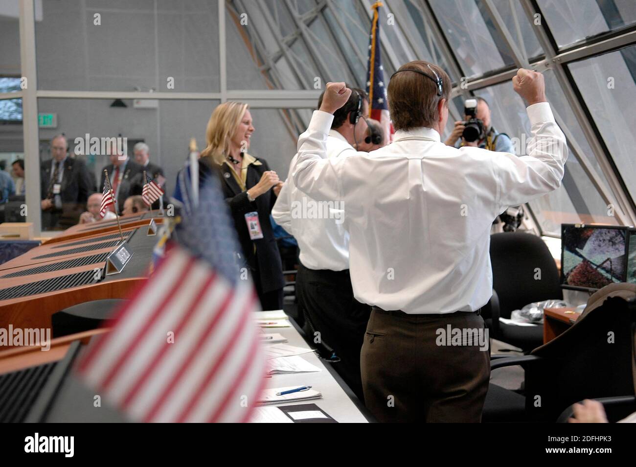 CENTRE SPATIAL KENNEDY, États-Unis - 04 juillet 2006 - dans la salle de tir 4 du Launch Control Center, Mike Leinbach, directeur du lancement de la navette (premier plan), applaudit Banque D'Images