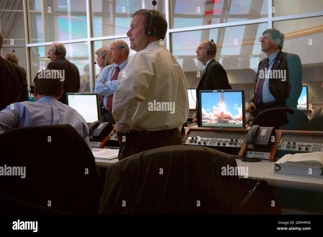 CENTRE SPATIAL KENNEDY, États-Unis - 04 juillet 2006 - dans la salle de tir 4 du Launch Control Center, le directeur du lancement de la navette Mike Leinbach et son équipe observent le projet Banque D'Images