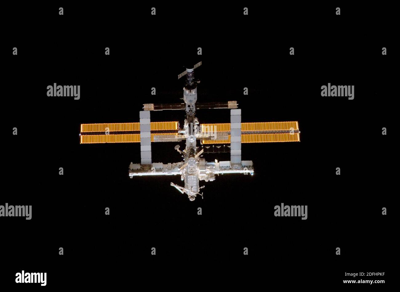 ISS - 06 juillet 2006 - à l'arrière-plan contre la noirceur de l'espace, la Station spatiale internationale approche de la découverte de la navette spatiale, d'où elle Banque D'Images