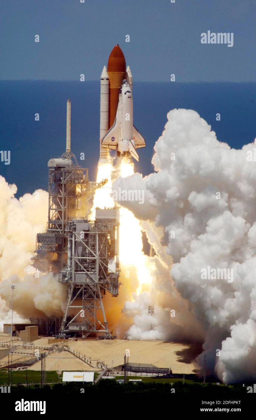KENNEDY SPACE CENTER, États-Unis - 04 juillet 2006 - la navette spatiale Discovery lance le feu d'artifice du 4 juillet avec son propre écran enflammé alors qu'elle lance la fusée Banque D'Images