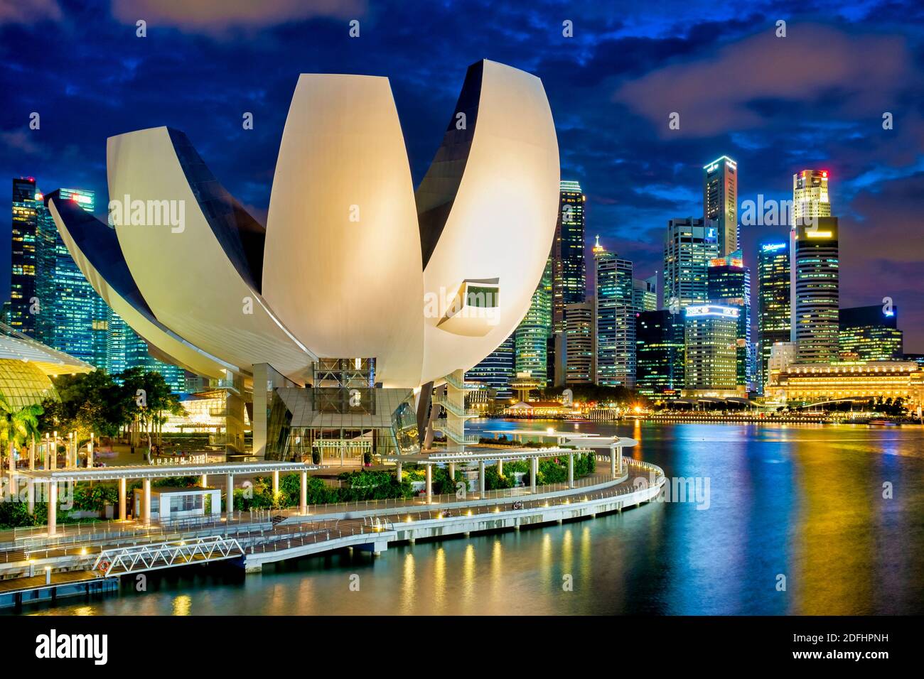 Musée ArtScience et skyline, Singapour Banque D'Images