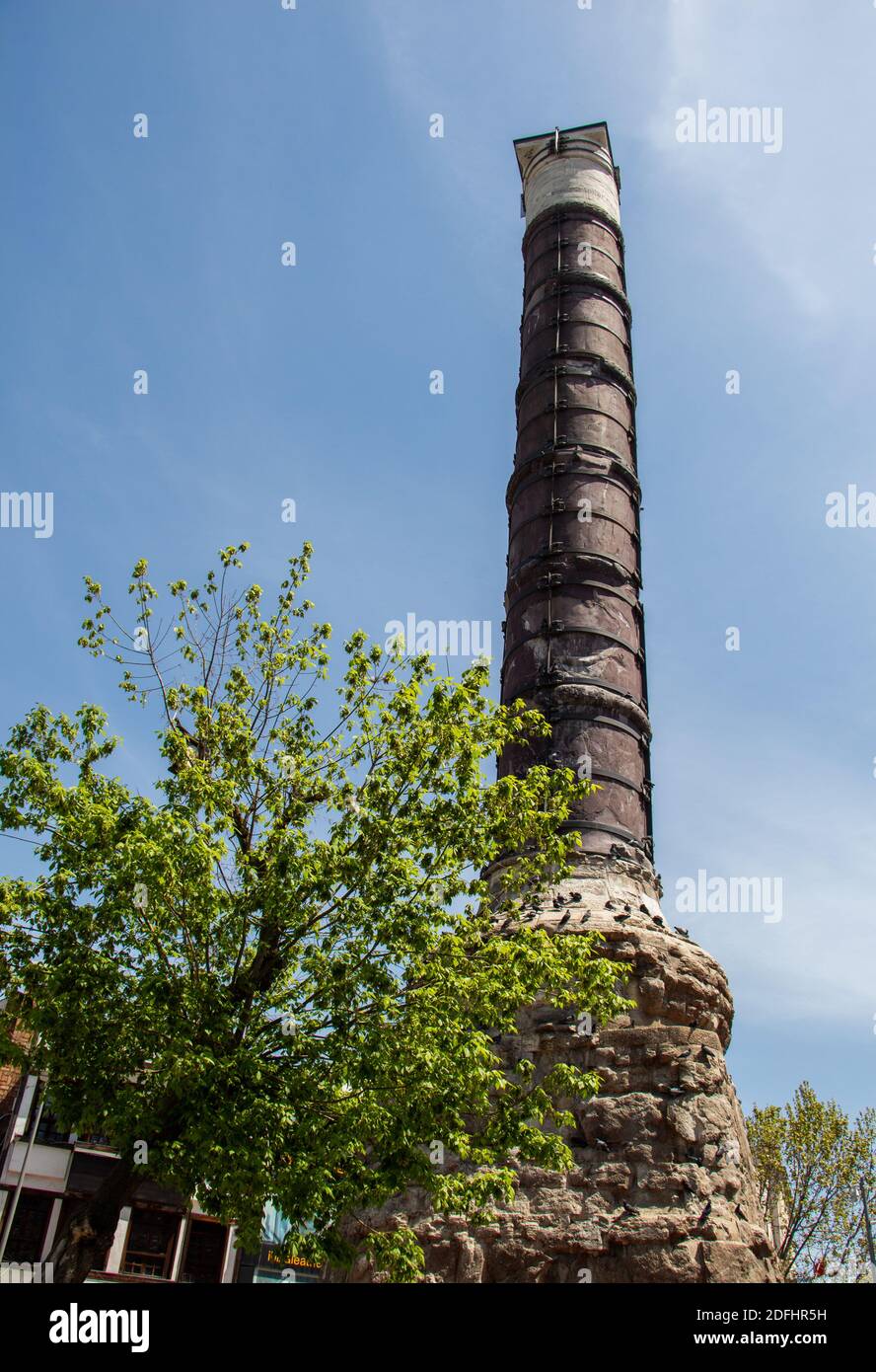 Un plan vertical à angle bas de la colonne de Constantine dans la journée Banque D'Images