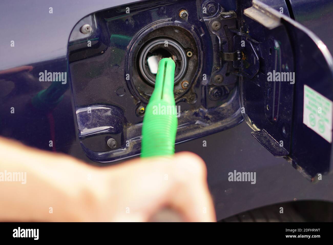 ravitaillement en carburant avec un réservoir de carburant Banque D'Images