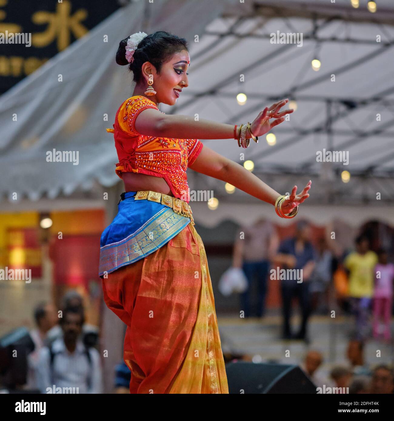Une danseuse sud-indienne classique lors d'un festival culturel à Kreta Ayer Square, Chinatown, Singapour Banque D'Images