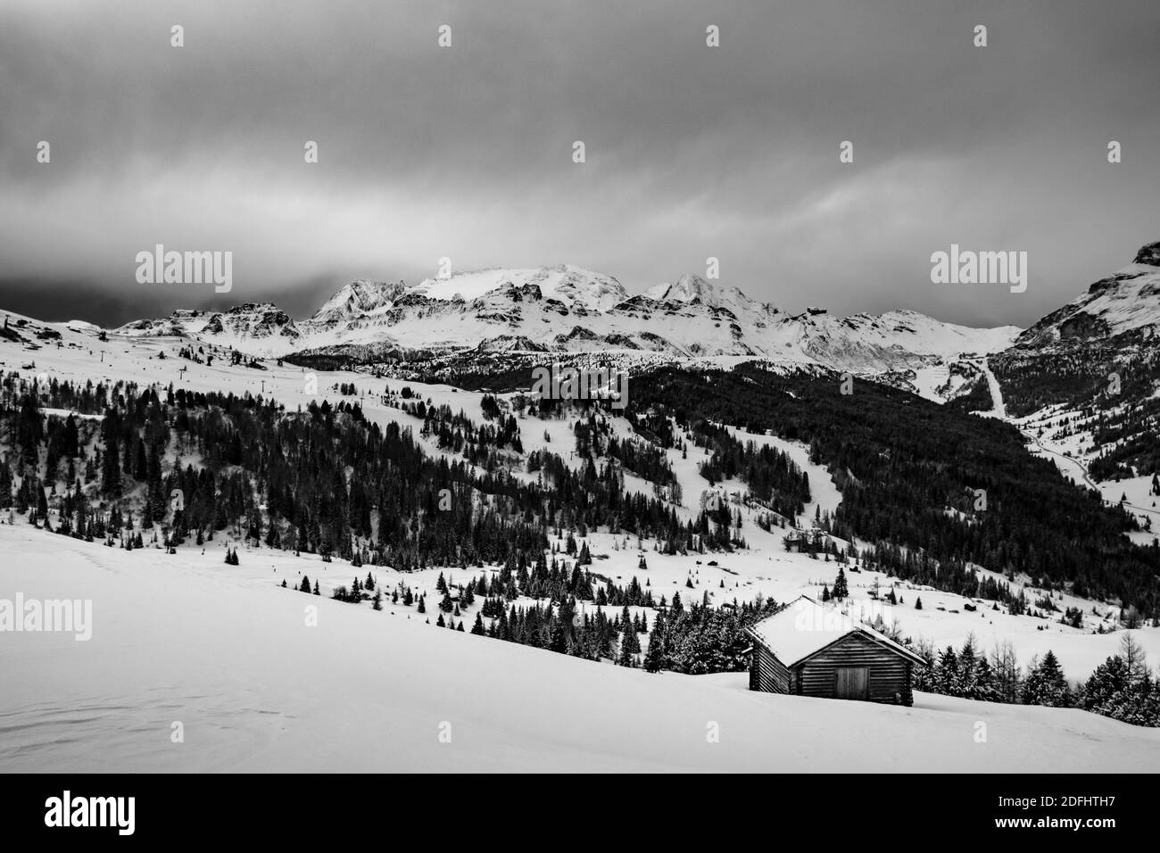 Nuages transportant de la neige dans les Alpes italiennes Banque D'Images