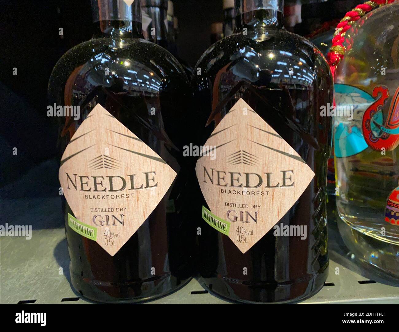 Viersen, Allemagne - mai 9. 2020: Gros plan des bouteilles de forêt noire aiguille sec gin dans l'étagère du supermarché allemand Banque D'Images
