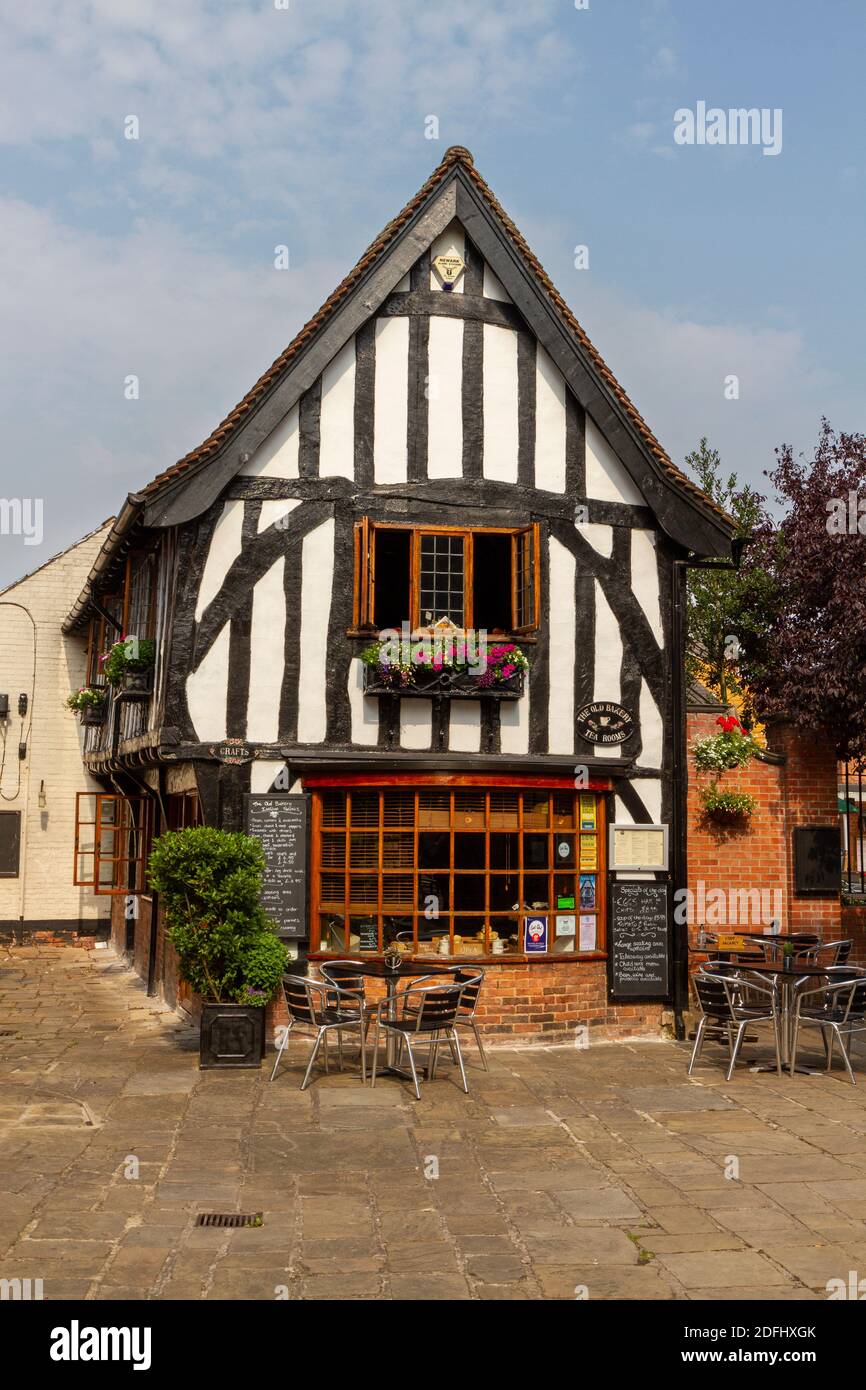 The Old Bakery Tea Rooms, Queen's Head court, Newark-on-Trent, Nottinghamshire, Royaume-Uni. Banque D'Images