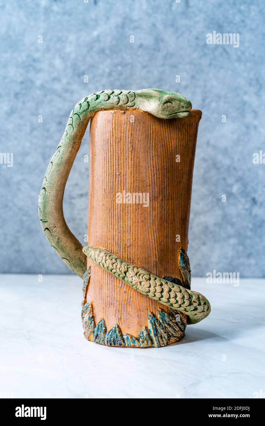 Carafe en céramique à la main et motif serpent. Prêt à l'emploi Photo Stock  - Alamy