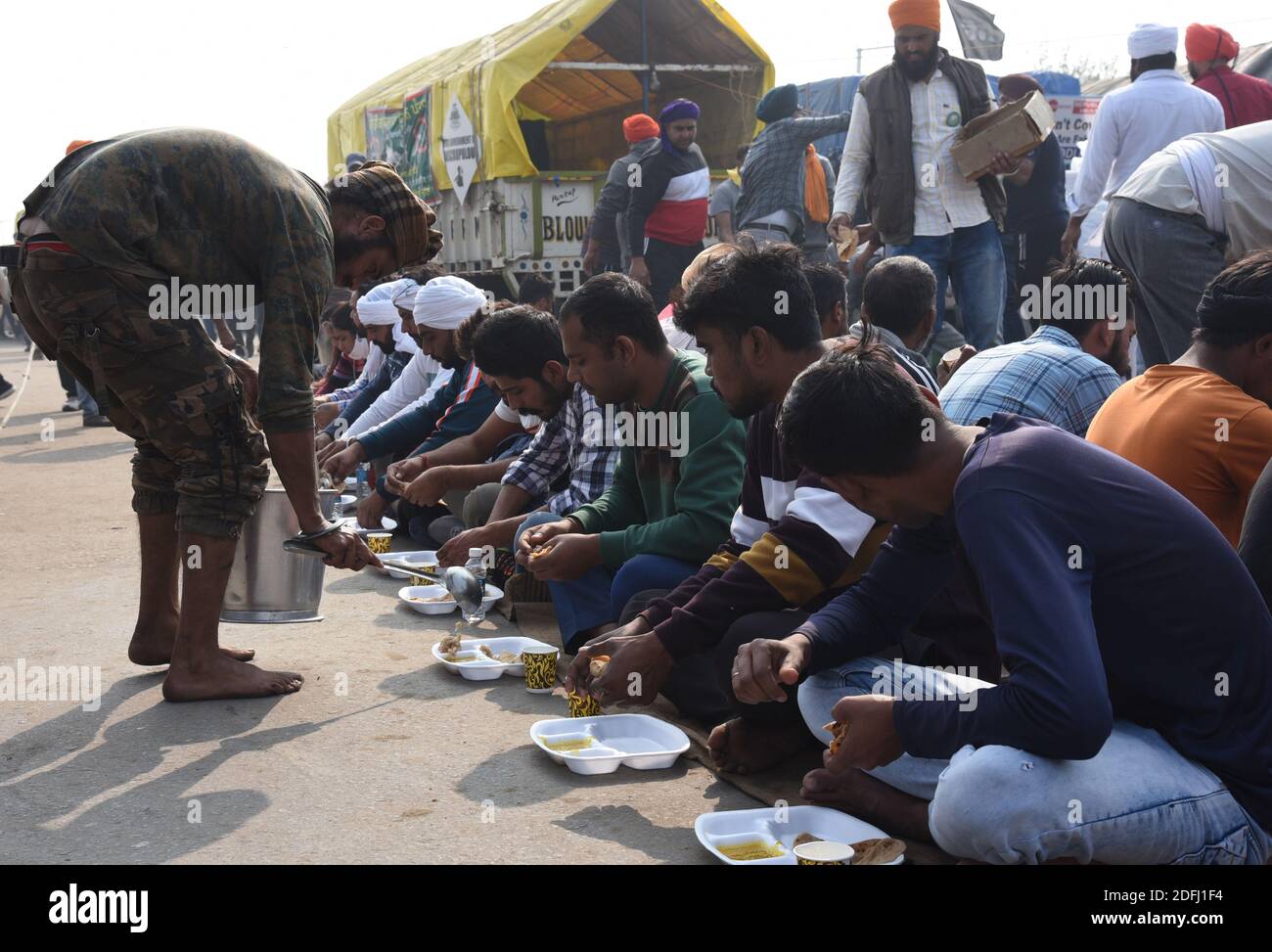 Un volontaire sikh sert des repas aux agriculteurs protestant en bloquant les principales autoroutes vers le captital le 05 décembre 2020. La circulation a été perturbée sur les routes principales vers New Delhi, les agriculteurs continuant pour le neuvième jour leur protestation contre les lois agricoles adoptées récemment par le Parlement. Deux séries de négociations entre le gouvernement et les agriculteurs ont échoué alors que l'Inde voit les plus grands agriculteurs protester depuis des années. Photo: Sondeep Shankar Banque D'Images