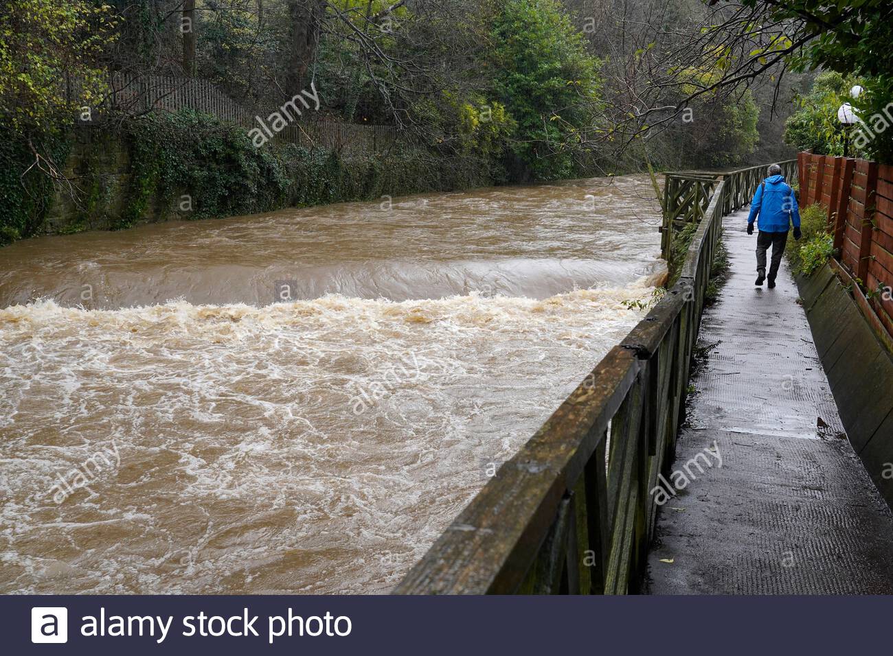 Édimbourg, Écosse, Royaume-Uni. 5 décembre 2020. La fonte de la neige et la pluie continue font éclater les berges sur l'eau de Leith qui coule rapidement et en crache avec de nombreux déversoirs et chutes d'eau débordant d'eau blanche turbulente et la passerelle impraticable dans les endroits nécessitant un détour. Crédit : Craig Brown/Alay Live News Banque D'Images
