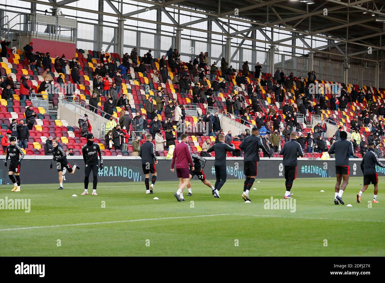 Brentford Community Stadium, Londres, Royaume-Uni. 5 décembre 2020. Championnat de football de la Ligue anglaise de football, Brentford FC contre Blackburn Rovers ; fans de Brentford dans les tribunes observant les joueurs de Brentford se réchauffer avant le coup d'envoi crédit : action plus Sports/Alay Live News Banque D'Images