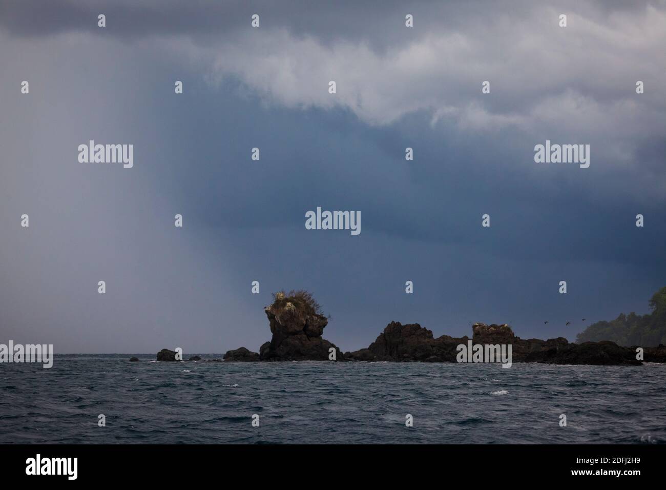 Approche de la tempête pendant la saison des pluies dans le parc national de Coiba, côte du Pacifique, province de Veraguas, République du Panama. Banque D'Images