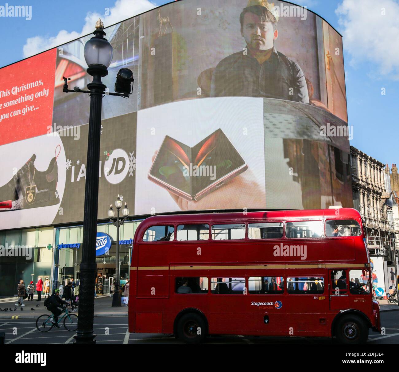 Londres, Royaume-Uni, 05 décembre 2020. L'emblématique Red London bus qui passe par Picaddilly Circus en décembre 2020 célèbre le 15e anniversaire de la dernière opération d'équipage de grand public à Londres et la date à laquelle Routemasters a cessé ses activités sur la route 159.l'association Routemasters a commémoré cet anniversaire par une course sur la route samedi 5 Décembre.Paul Quezada-Neiman/Alamy Live News. Banque D'Images