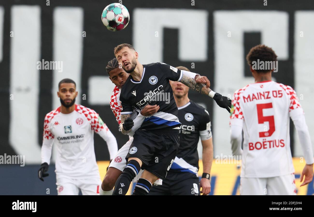 Bielefeld, Allemagne. 05e décembre 2020. Football: Bundesliga, Arminia Bielefeld - 1er FSV Mainz 05, 10ème jour de match dans la Schüco-Arena. Marcel Hartel (centre, r) de Bielefeld, lutte pour le bal avec Leandro Barreiro Martins (centre, l) de Mayence. Credit: Friso Gentsch/dpa - NOTE IMPORTANTE: Conformément aux règlements de la DFL Deutsche Fußball Liga et de la DFB Deutscher Fußball-Bund, il est interdit d'exploiter ou d'exploiter dans le stade et/ou à partir du jeu pris des photos sous forme d'images de séquences et/ou de séries de photos de type vidéo./dpa/Alay Live News Banque D'Images