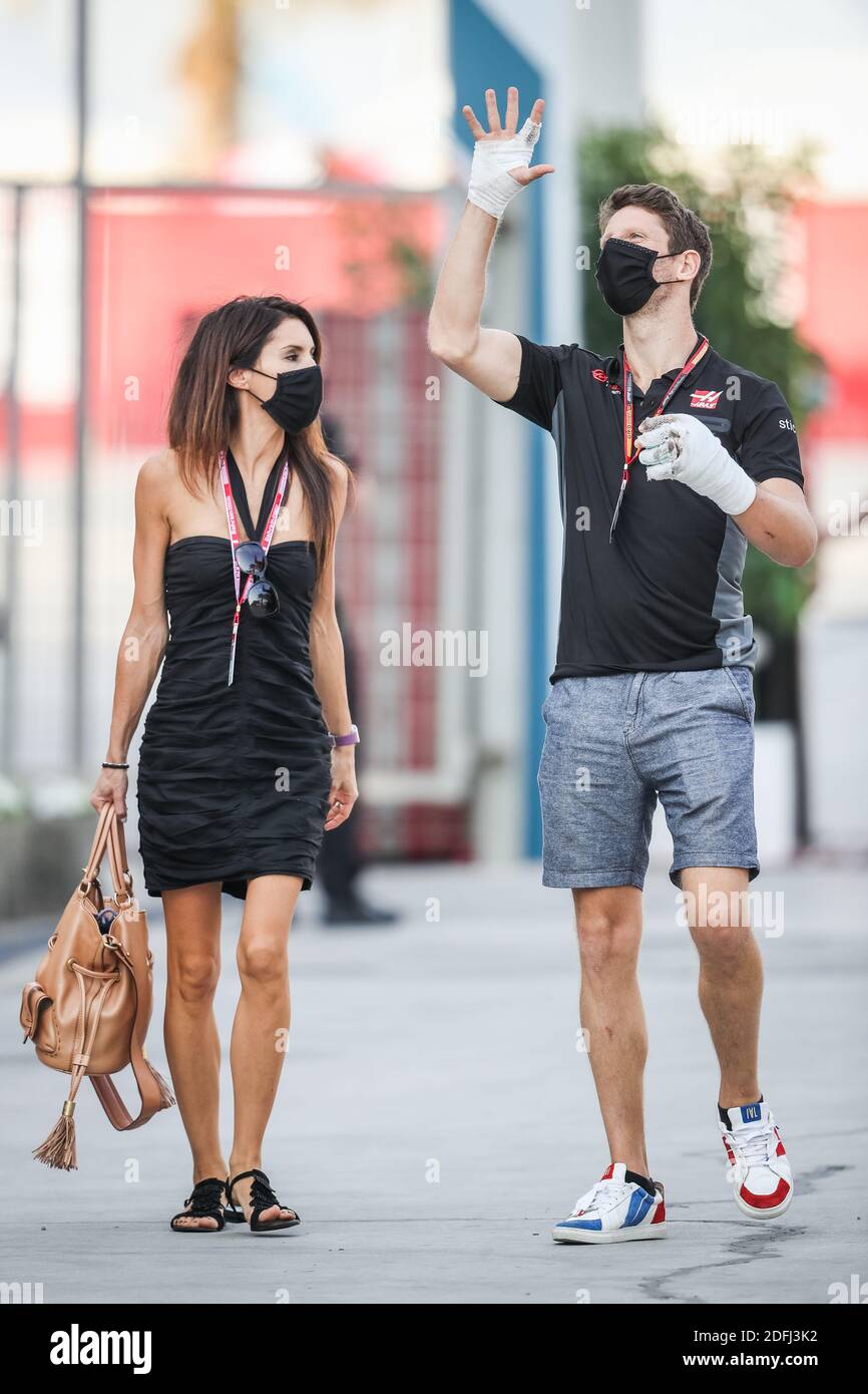 Sakhir, Bahreïn. 5 décembre 2020. JOLLES Marion (fr), journaliste de  télévision française et Romain Grosjeané et#x80;Â&#x99;épouse de GROSJEAN  Romain (fra), Haas F1 Team VF-20 Ferrari, portrait au cours de la Formule 1