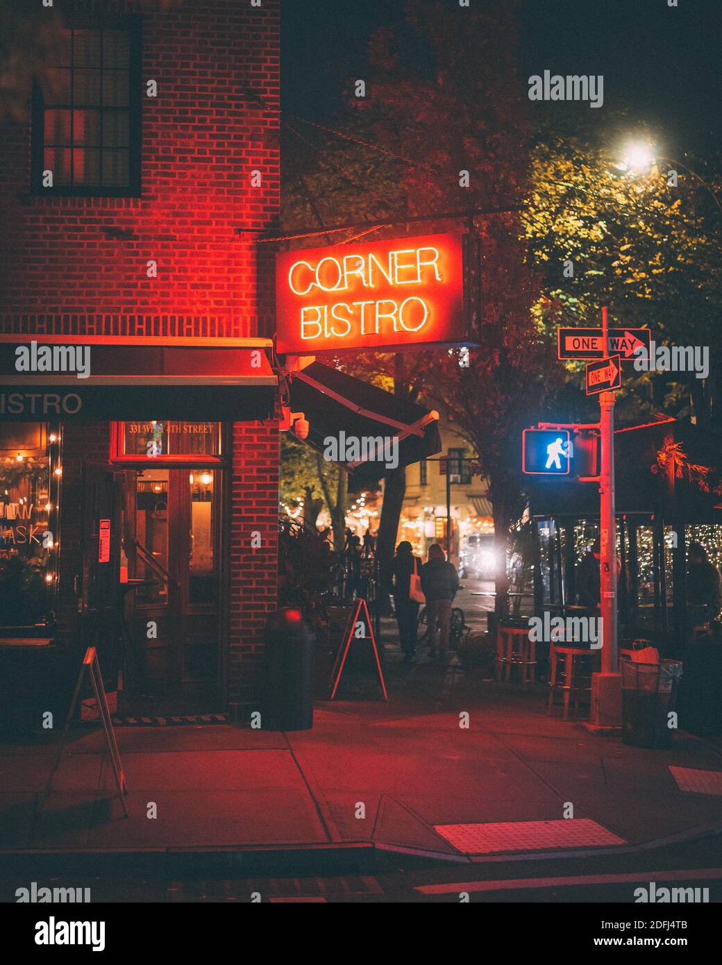 Corner Bistro Neon signe la nuit, dans le West Village, Manhattan, New York City Banque D'Images